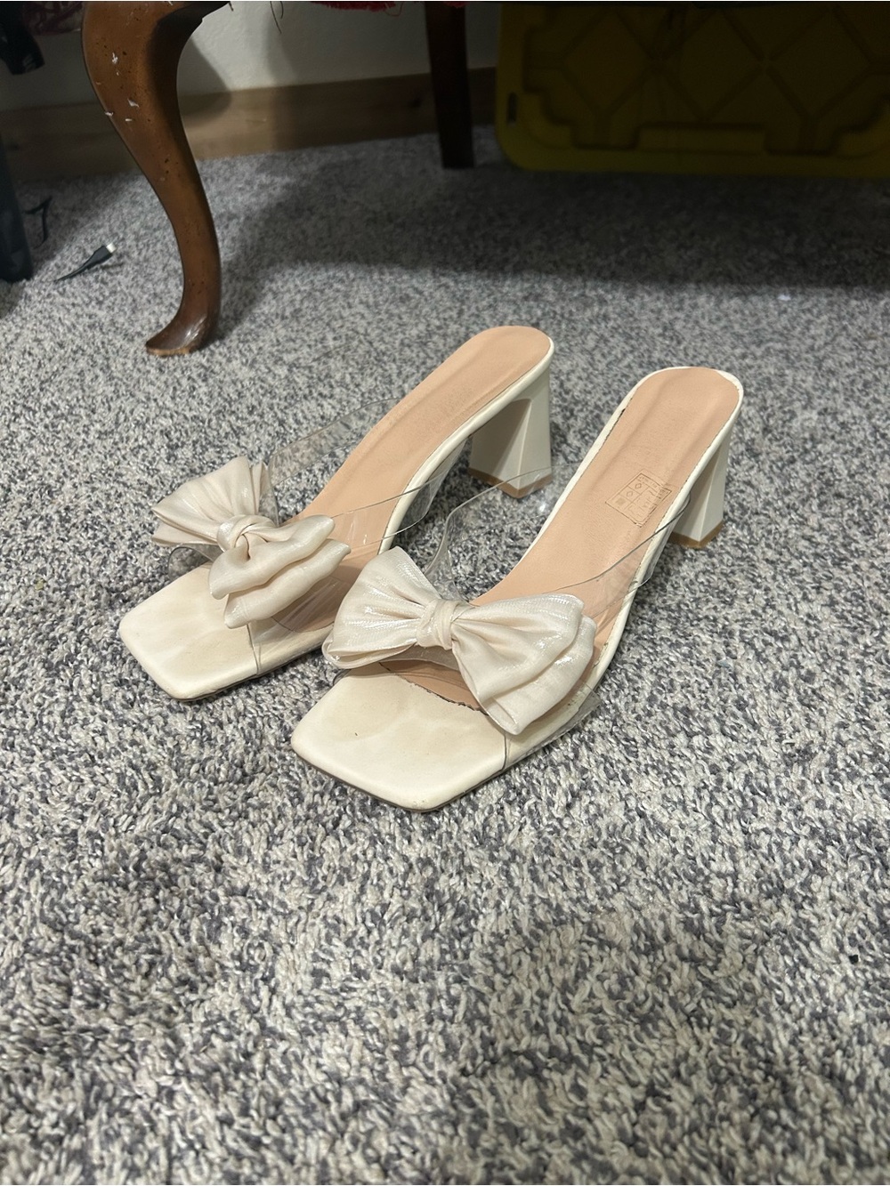 Bow Accent Cream Block Heel Sandals - Unbranded